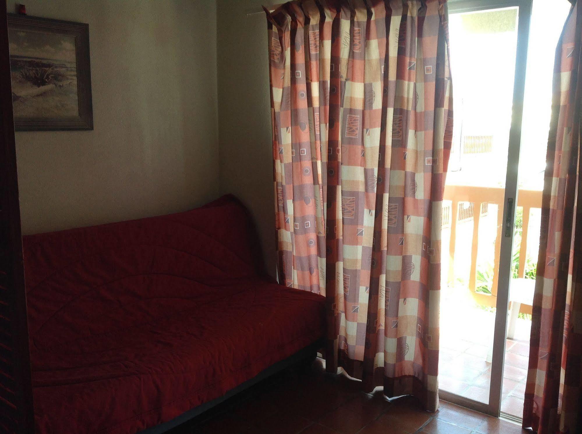 Carib Blue Apartments Oistins Экстерьер фото