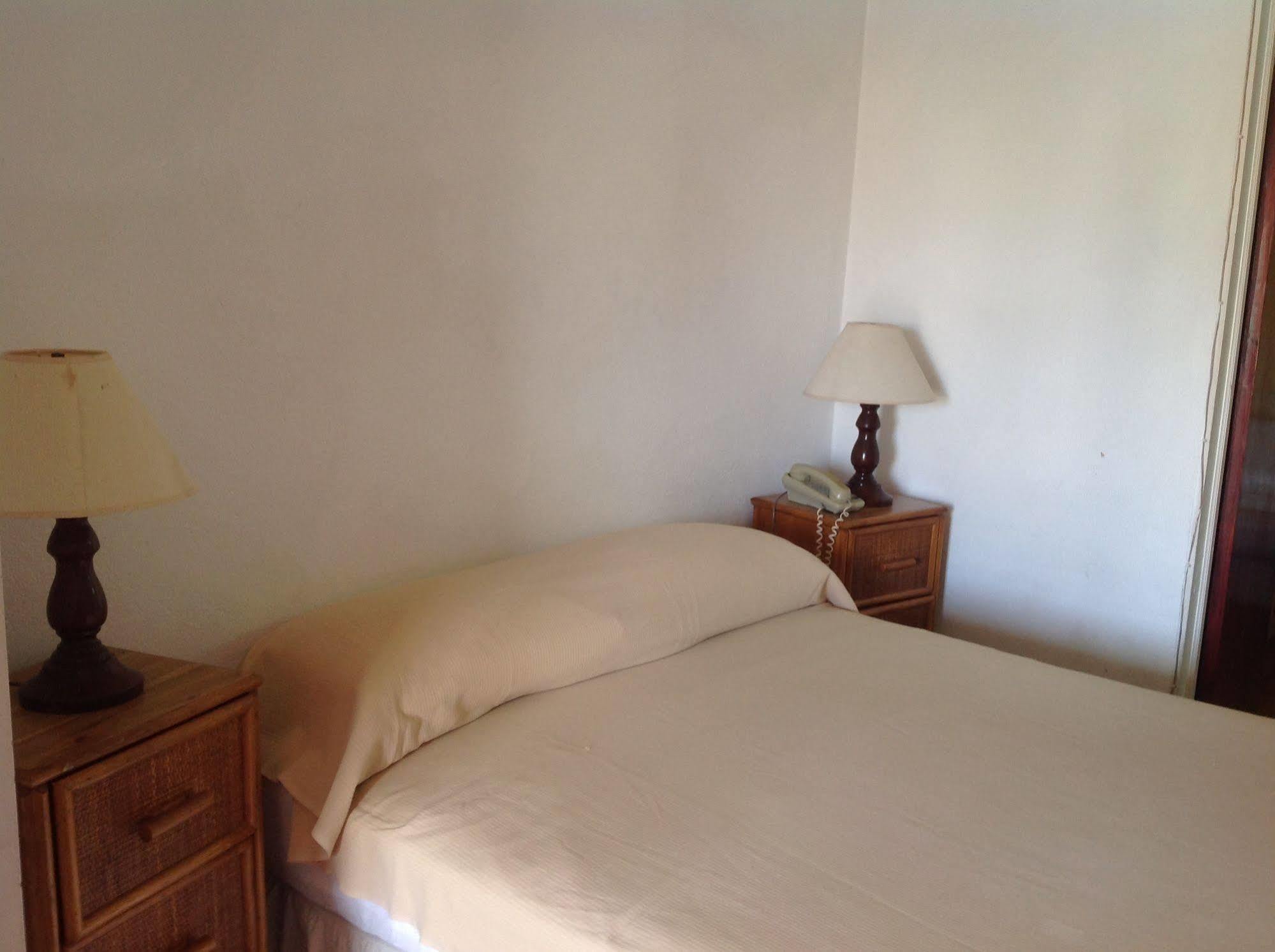 Carib Blue Apartments Oistins Экстерьер фото