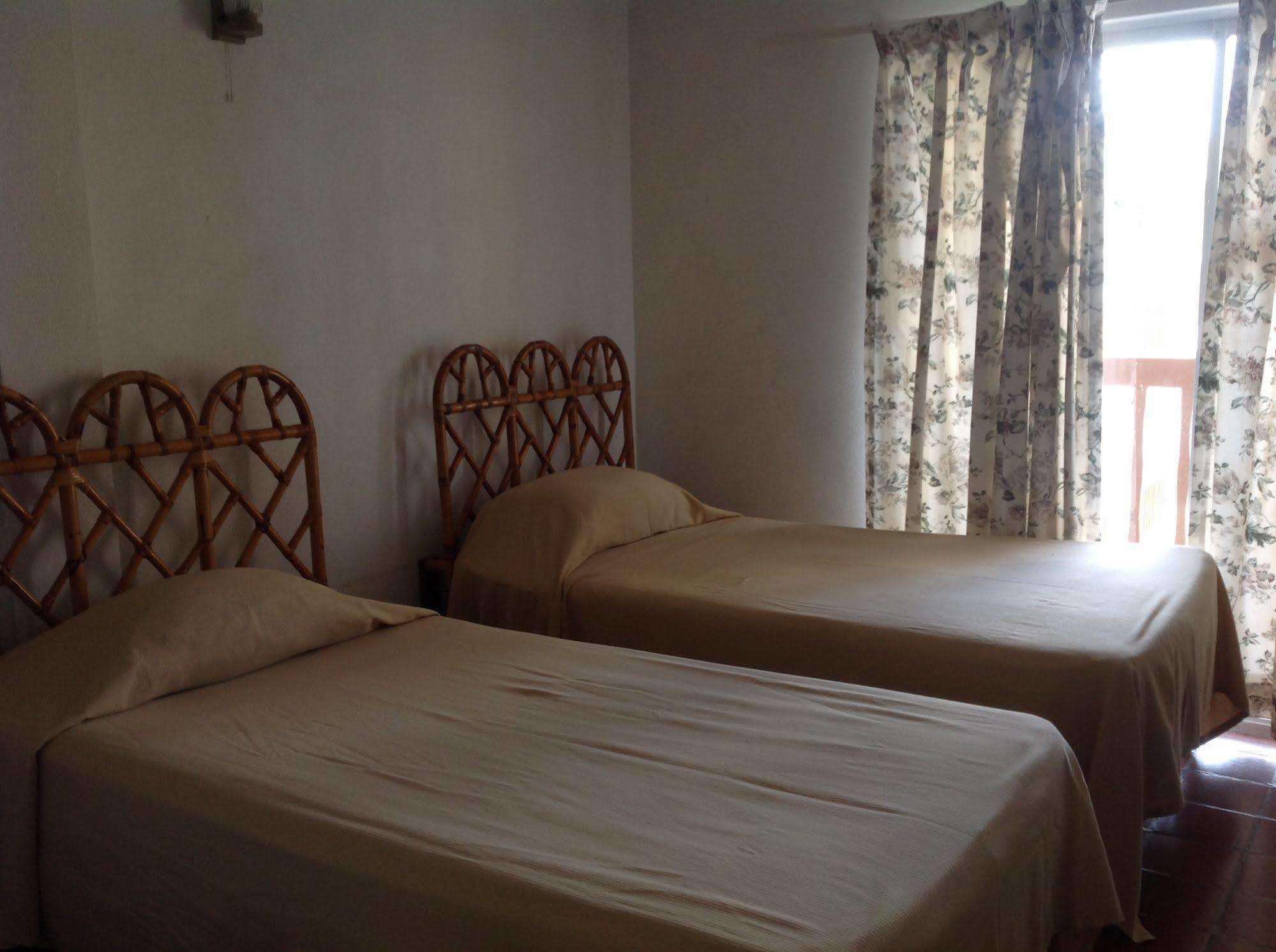 Carib Blue Apartments Oistins Экстерьер фото
