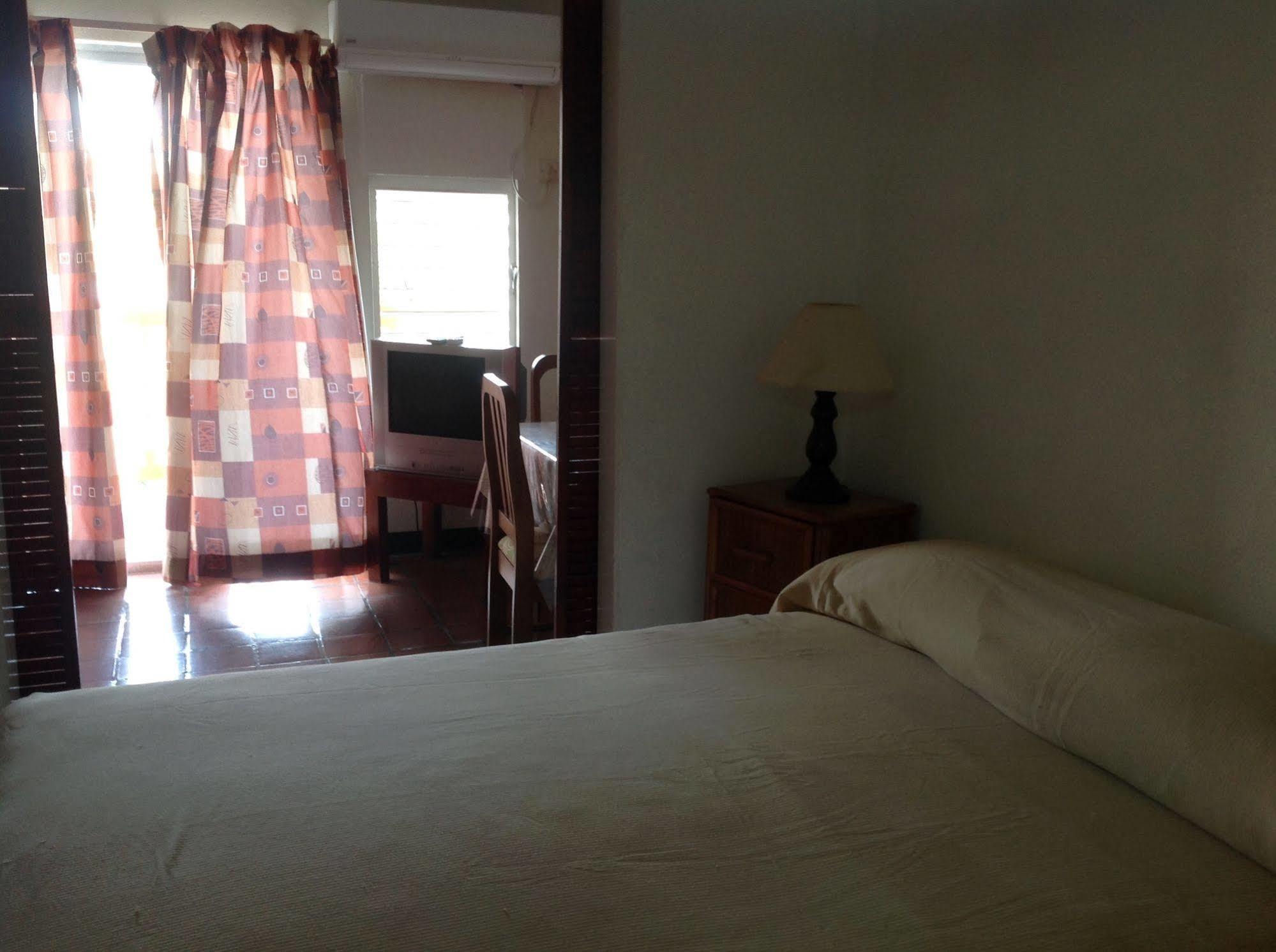 Carib Blue Apartments Oistins Экстерьер фото