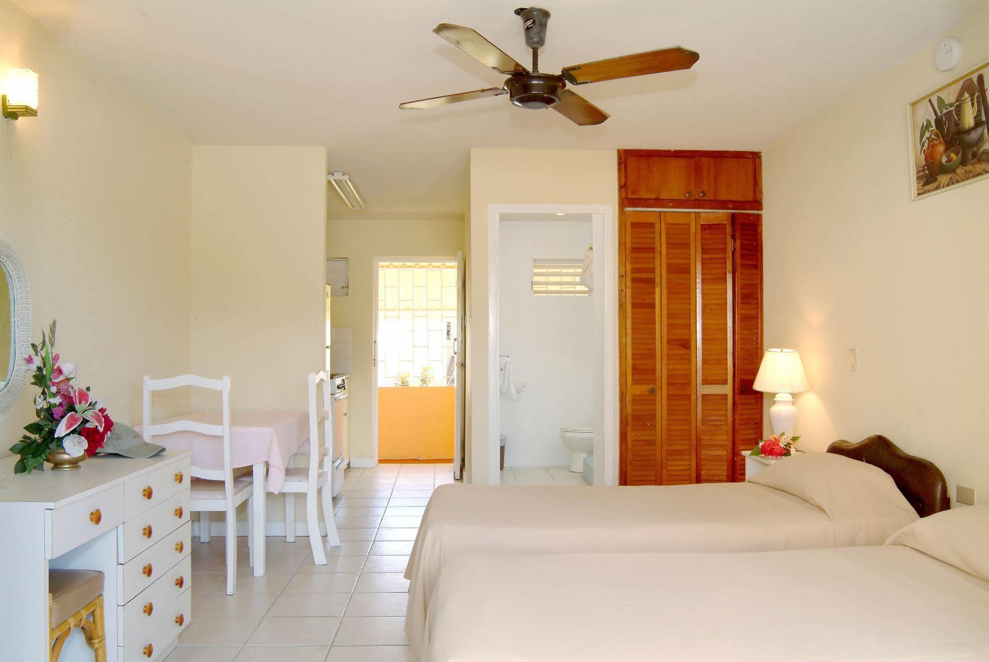 Carib Blue Apartments Oistins Экстерьер фото