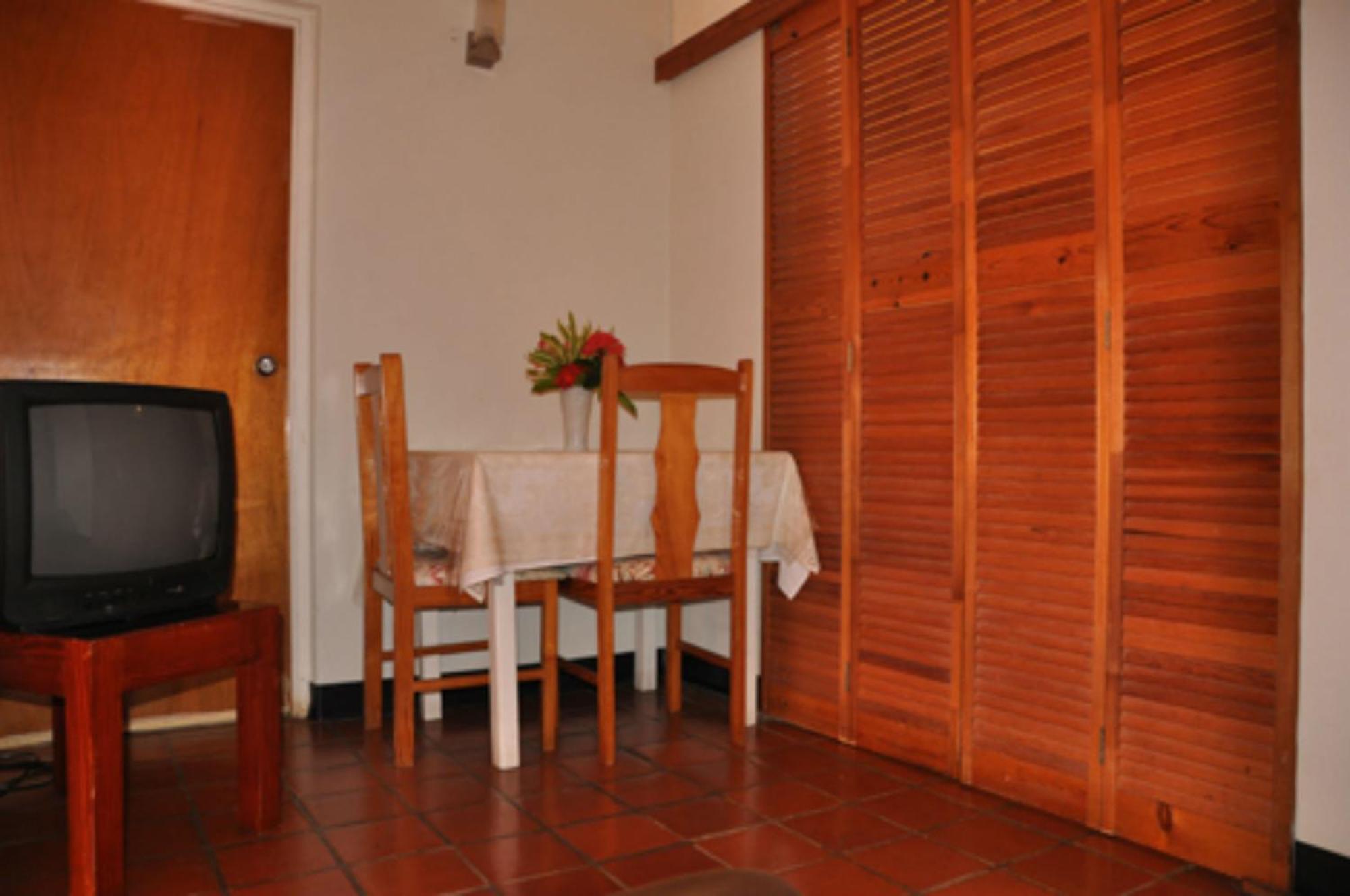 Carib Blue Apartments Oistins Экстерьер фото